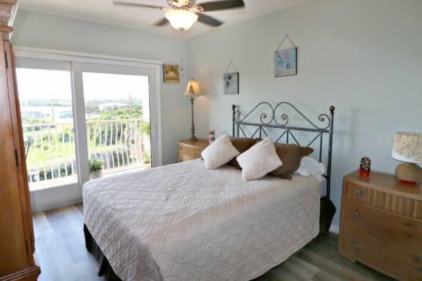 neutral decor in bedroom at creston house vacation rental in saint augustine florida