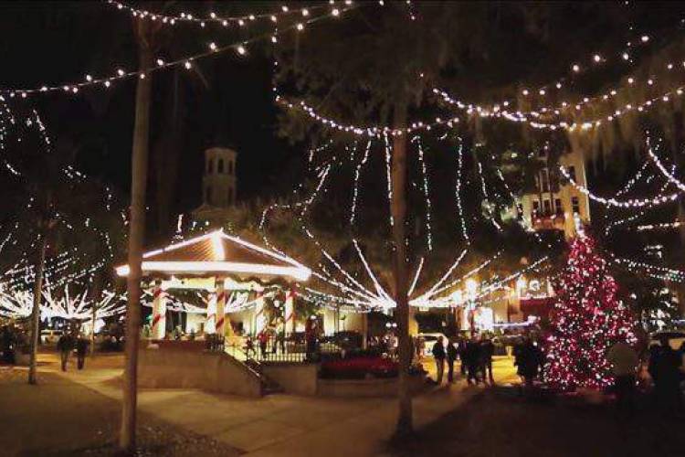 The St. Augustine plaza lit up for the holidays